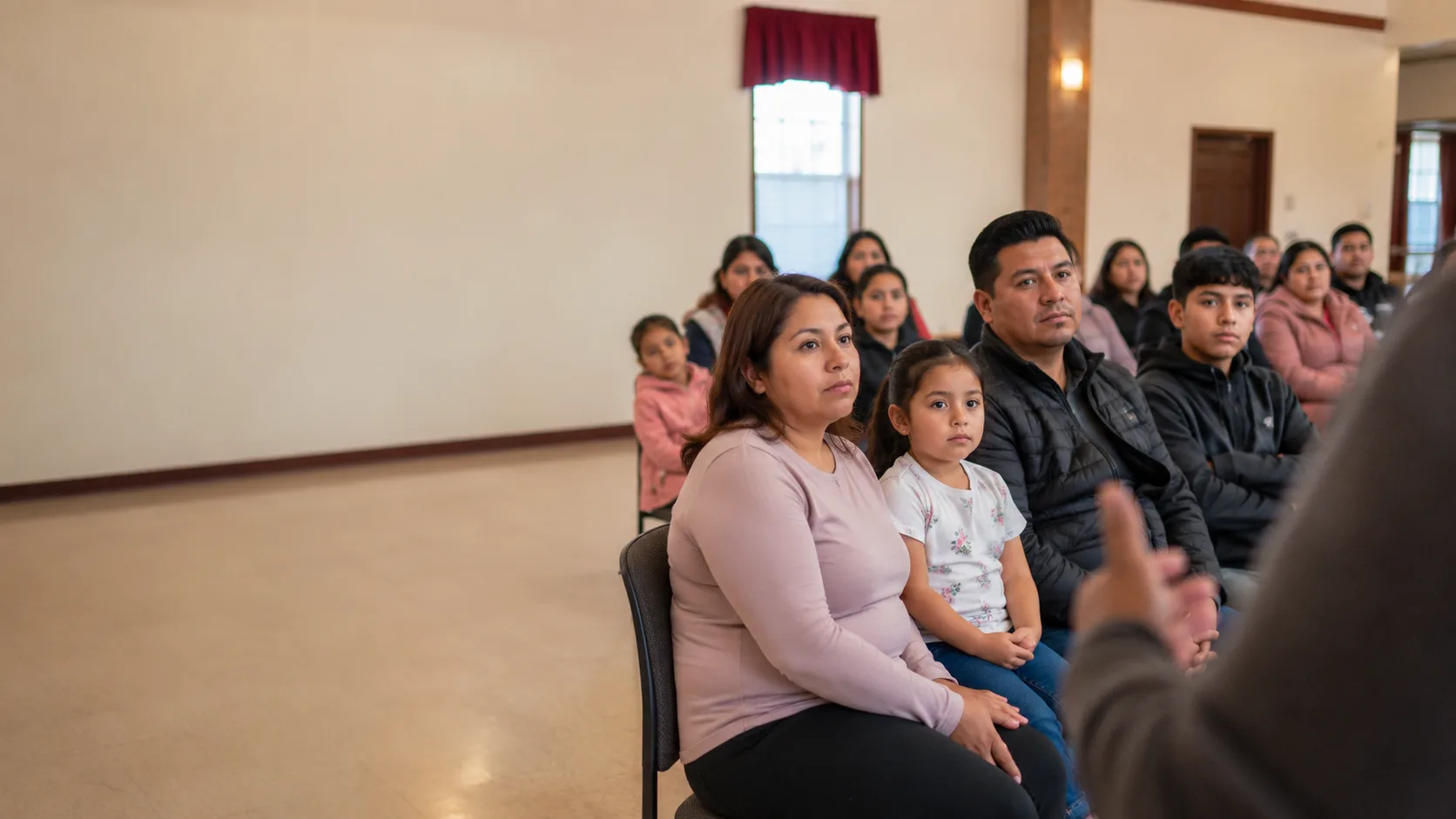 Vecinos de la comunidad se reúnen y conversan afuera de la iglesia local
